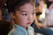 Video: Mẫu nhí Trung Quốc đánh mất tuổi thơ để kiếm tiền từ lúc 5 tuổi