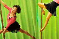 Video: Bà lão 72 tuổi trổ tài múa cột vạn người mê