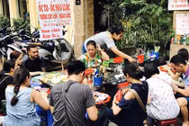 Bà chủ 20 năm không nói một lời, quán ốc vẫn nườm nượp khách