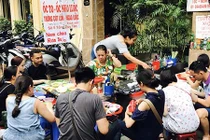 Bà chủ 20 năm không nói một lời, quán ốc vẫn nườm nượp khách