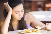 4 dấu hiệu ung thư sớm trong khi ăn