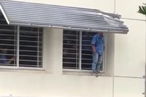 Video: Nam sinh đòi nhảy lầu tự tử, phản kháng dữ dội khi được giải cứu
