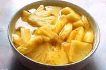 Có cần ngâm qua dứa vào nước muối trước khi ăn?