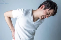 Đừng chủ quan, đau lưng âm ỉ cũng có thể tiểu ra sỏi