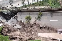 Video: Khoảnh khắc cả con đường bất ngờ sụp đổ trong tích tắc