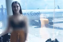 Cô gái trẻ đăng đàn bức xúc khi bị đe dọa đuổi khỏi máy bay