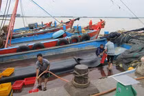 Bão bất thường tấn công miền Trung: Nhiều “bom” nước có thể vỡ