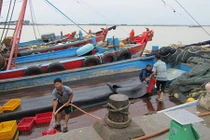 Bão bất thường tấn công miền Trung: Nhiều “bom” nước có thể vỡ