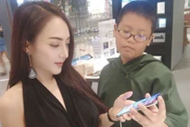 Cậu nhóc tình tứ, tặng iPhone X cho nữ DJ nóng bỏng gây xôn xao