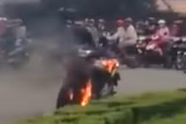 Kịp thời cứu nam thanh niên đốt xe, đổ xăng đòi tự thiêu