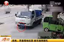 Video: Hãi hùng cảnh lái xe tải chèn qua người bé 6 tuổi ở TQ