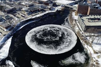 Video: Vòng tròn băng khổng lồ như đĩa bay UFO lộ diện trên sông Mỹ