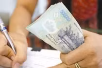 Gửi tiết kiệm ngân hàng hay mua bảo hiểm có lợi hơn?