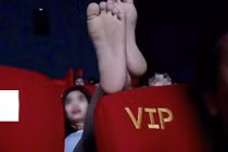 Cô gái gác chân lên ghế phía trước - đi xem phim hay làm trò gì vậy?