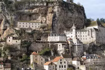 Vẻ đẹp ngoạn mục của ngôi làng cổ nằm cheo leo trên vách núi đá
