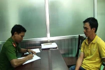 Bắt giữ “bác thằng bần” cầm cố cả xe taxi vì bài bạc