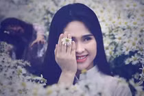 Khiếp vía với ảnh zombie bên cúc họa mi