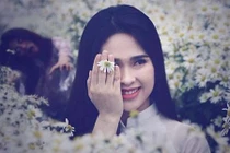 Khiếp vía với ảnh zombie bên cúc họa mi