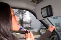 Hình ảnh khó đỡ khi phụ nữ ngồi sau tay lái