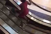 Video: Kỳ lạ cô gái ra thang máy tập gym