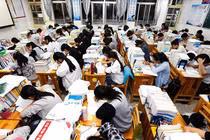 Video: Thí sinh Trung Quốc bước vào kỳ thi đại học khốc liệt nhất thế giới