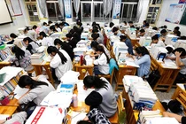 Video: Thí sinh Trung Quốc bước vào kỳ thi đại học khốc liệt nhất thế giới