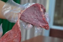 Thấy miếng thịt bò có 3 đặc điểm này tuyệt đối đừng mua