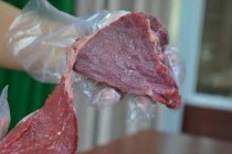 Thấy miếng thịt bò có 3 đặc điểm này tuyệt đối đừng mua