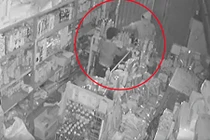 Video: Nhóm trộm táo tợn đột nhập lúc rạng sáng