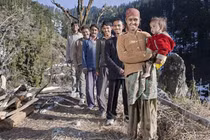 Nơi phụ nữ phải lấy cả anh em chồng, luân phiên "yêu" mỗi người