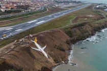 Khoảnh khắc máy bay chở 160 người trượt xuống vách đá, khách la hét