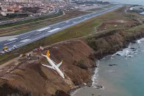 Khoảnh khắc máy bay chở 160 người trượt xuống vách đá, khách la hét