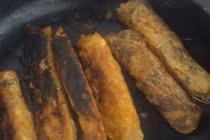 Cặp mẹ đẻ - con gái vụng nhất quả đất gây sốt mạng