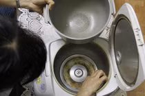 Tuyệt chiêu dùng nồi cơm điện: Tiết kiệm cả triệu đồng tiền điện