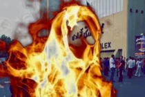 Video: Cô gái tự thiêu vì bị cấm vào sân xem bóng đá