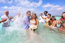 Cặp đôi đưa 100 khách ra giữa đại dương, trao hẹn thề