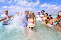 Cặp đôi đưa 100 khách ra giữa đại dương, trao hẹn thề