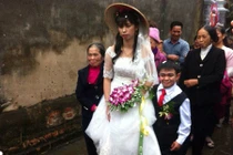 Chú rể thấp hơn cô dâu 70 cm trong đám cưới ở Hà Nam