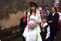 Chú rể thấp hơn cô dâu 70 cm trong đám cưới ở Hà Nam