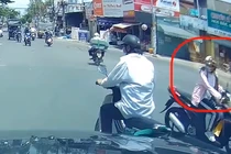 Video: Vượt đèn đỏ làm 2 người đi xe máy ngã sấp mặt, nữ 'ninja' lạnh lùng bỏ đi