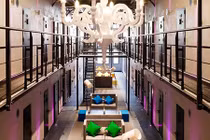 Nhà tù trống trải biến thành khách sạn 5 sao