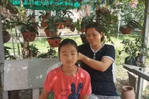 Người mẹ đơn thân nuôi 7 con trong căn nhà đặc biệt giữa lòng HN