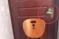 Treo cốc nước lên tay nắm cửa khách sạn, cô gái nhờ đó thoát nguy