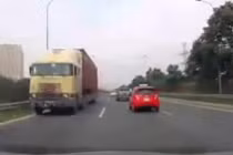 Video: Container "ngang nhiên" đi ngược chiều trên đại lộ Thăng Long