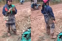 Nữ shipper bất chấp lội bùn, vác túi bưu phẩm đi giao cho khách