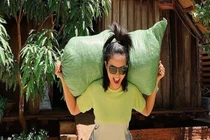 H'Hen Niê chia sẻ cách tập để eo thon, dưỡng da ngày trống lịch