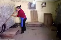 Video: Cận cảnh “nữ hoàng rắn hổ mang” chăm sóc 1.000 con rắn mỗi ngày 