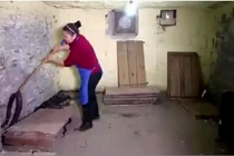 Video: Cận cảnh “nữ hoàng rắn hổ mang” chăm sóc 1.000 con rắn mỗi ngày 