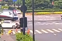 Video: Người phụ nữ bị ô tô tông văng xuống đường, lao tiếp xuống cống