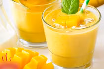 Video: Tuyệt chiêu pha chế sinh tố xoài chanh dây ngon bất tận